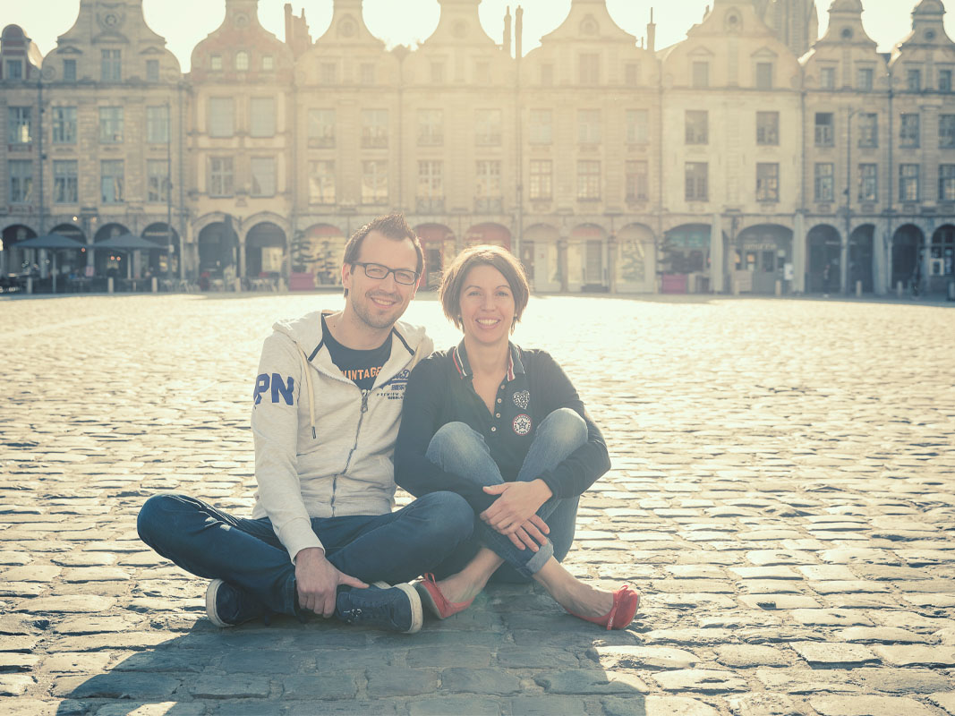 Claire Clavier Adrien Gosset Vos hôtes. Propriétaires Au Détour Des Places, gîtes centre-ville d’Arras. Photo prise sur la place des Héros. Présentation hôtes appartements gîtes Arras