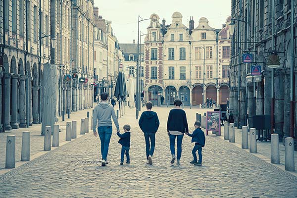 Photo de famille à Arras. Photo prise sur les places d’Arras. Présentation hôtes appartements gîtes Arras