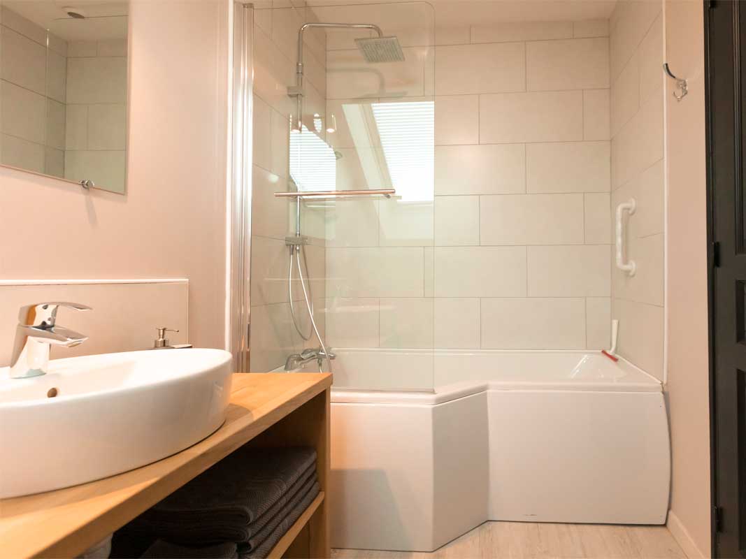 Apartment 3 bathroom. Spacious bathtub, with a real shower area. Washbasin cabinet, with a raised washbasin. Towels provided. Holiday rentals in Arras