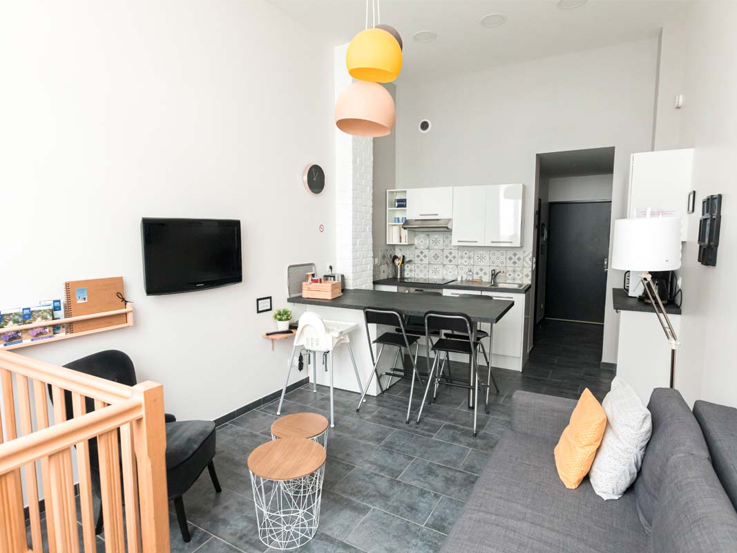 Apartment downtown Arras. Kitchen open to living room, high ceilings, touches of yellow and gray. Presentation hosts apartments lodgings Arras